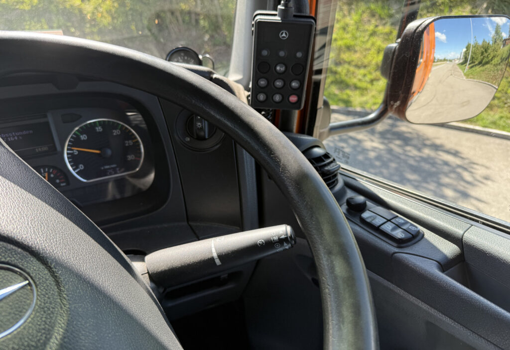 2012 Mercedes-Benz Axor 1833 6x2 Ochsner