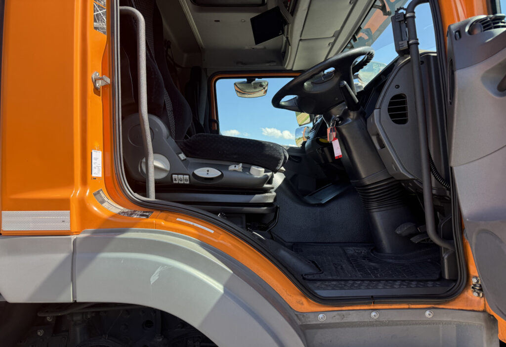 2012 Mercedes-Benz Axor 1833 6x2 Ochsner