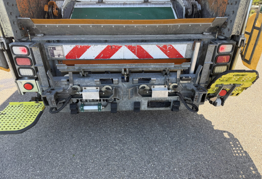 2012 Mercedes-Benz Axor 1833 6x2 Ochsner