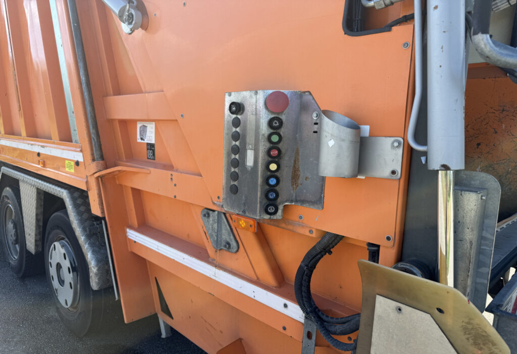 2012 Mercedes-Benz Axor 1833 6x2 Ochsner