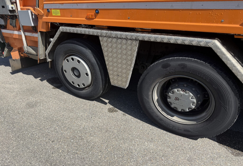2012 Mercedes-Benz Axor 1833 6x2 Ochsner