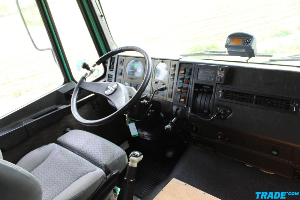 MAN 35.372 VF 8x4 Brücke mit Holzkran