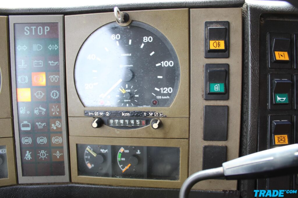 MAN 35.372 VF 8x4 Brücke mit Holzkran