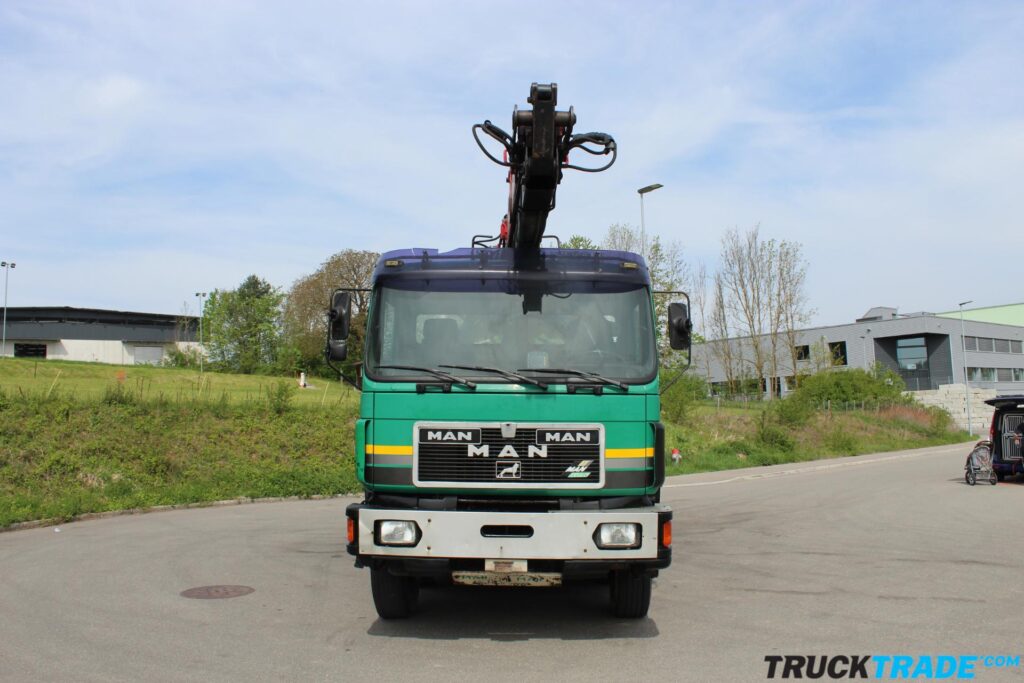 MAN 35.372 VF 8x4 Brücke mit Holzkran