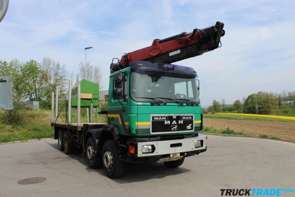MAN 35.372 VF 8x4 Brücke mit Holzkran