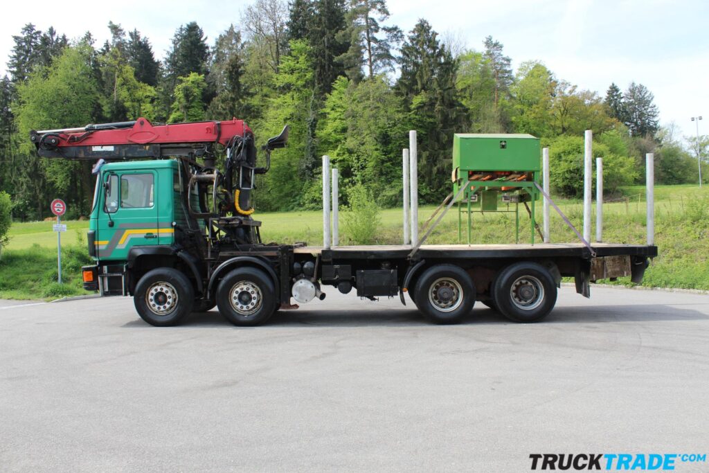 MAN 35.372 VF 8x4 Brücke mit Holzkran