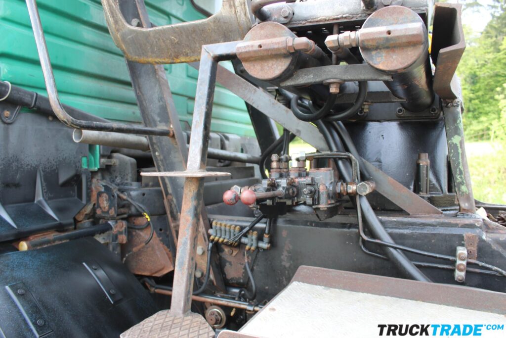 MAN 35.372 VF 8x4 Brücke mit Holzkran