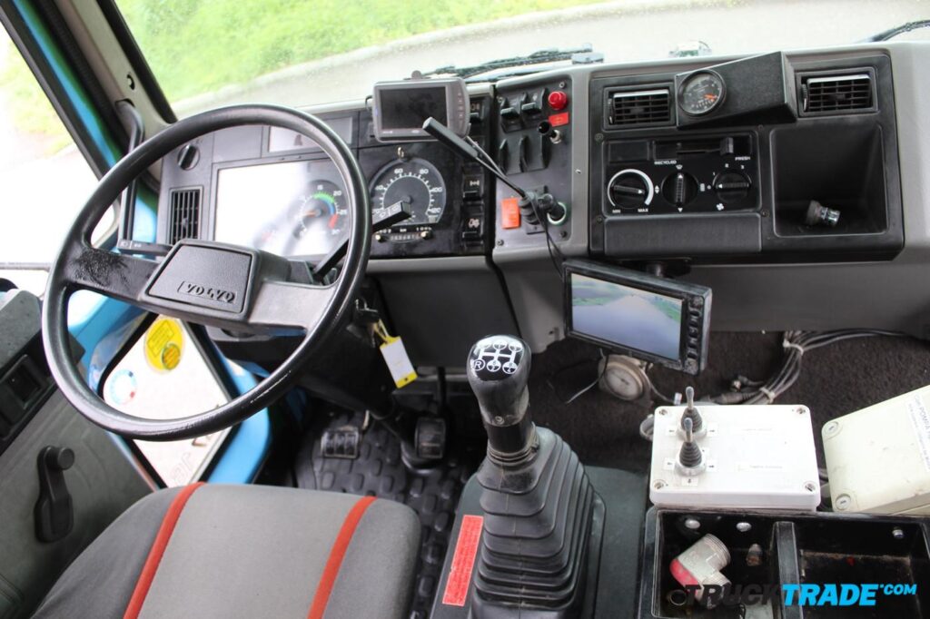 Volvo FS7 4x2 Strassenreinigungsmaschine