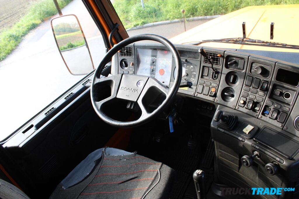 Scania T113 6x2 Seilgerät mit Kran