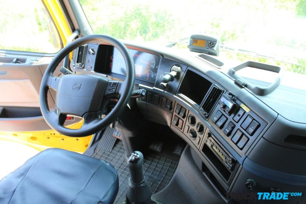 Volvo FH-400 6x2R Brücke mit Kran